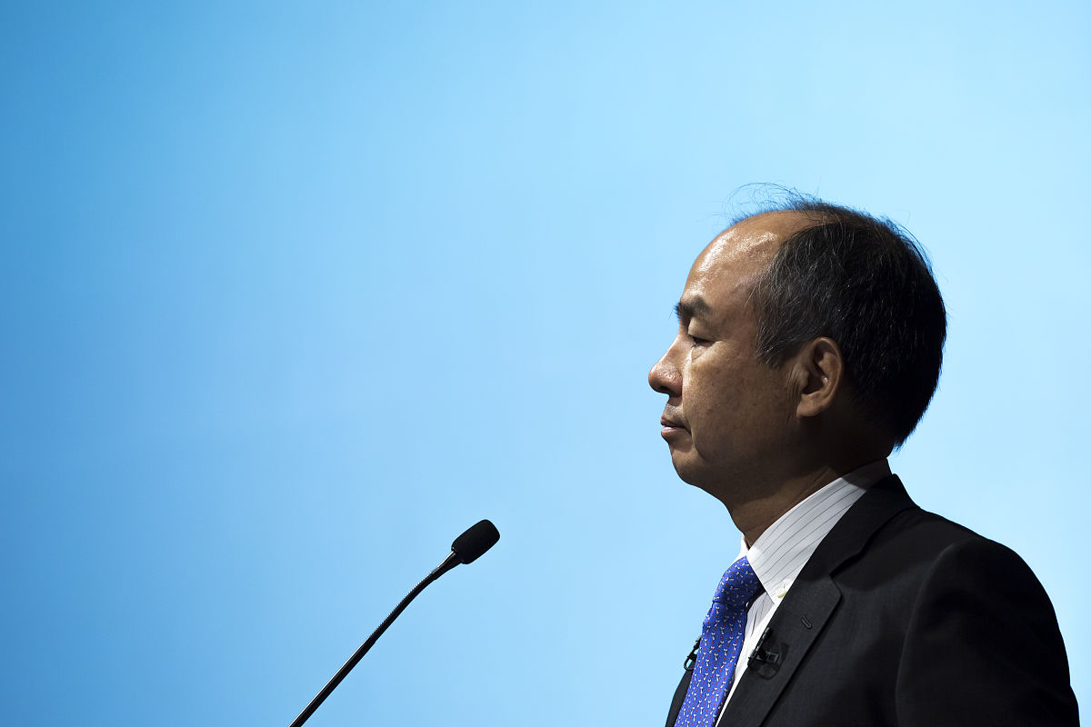 由于城市用电增长某地现有输变电线路A容量出现缺口。据预测如保留现有系统则7年后必须新加一条新线路B原线路A和新线路B加在一起将使供电能力增加一倍。另外第二个考虑是拆除现有线路A将用电权和土地使用权转让再新建线路C供电能力是现有线路的2倍。A线路是12年前修建的当时投资200万元现剩余寿命估计为20年到期拆除费用为50万元用电权和土地使用权转让收入为140万元。如果A线路现在拆除拆除费用为50万元用