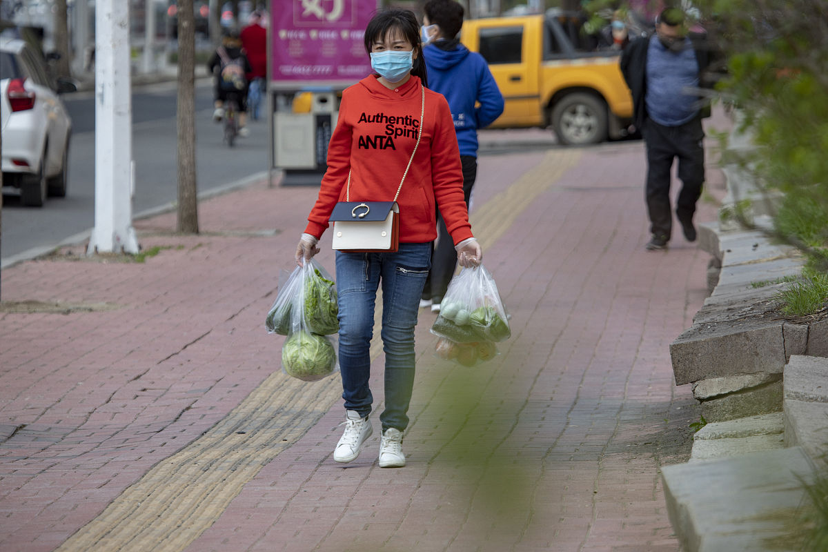 2020年5月13日,吉林省吉林市,市民大包小包往家买东西.