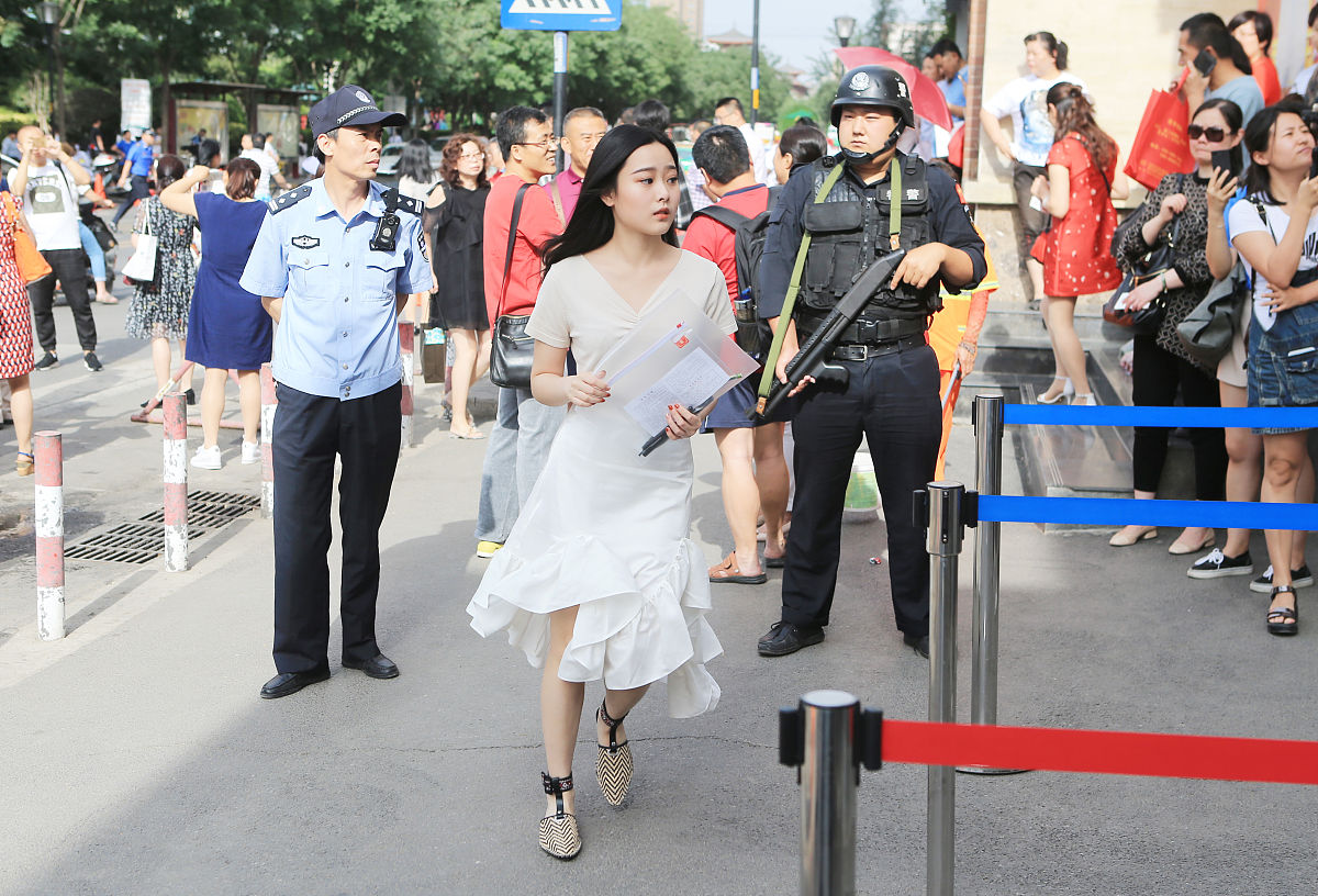 警方通报女子街头用链子牵爬行男子，根据这个话题写一篇新闻