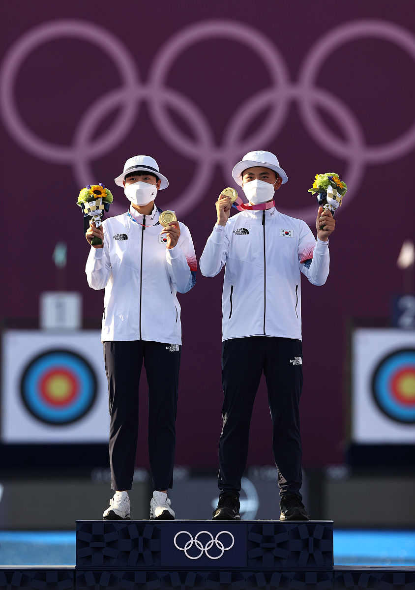 一个白色衣服的美丽女孩 弯腰拿玫瑰花 新海诚导演 动漫