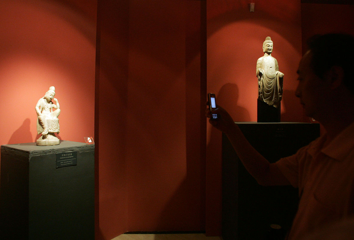 (武汉同城媒体请勿下载)2011年6月18日,圆明园兽首及南北朝佛像展在武