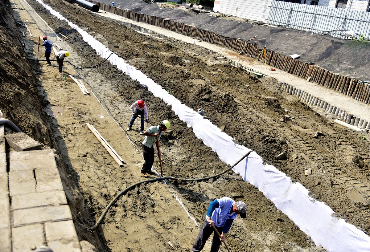 深层软式透水管在边坡排水中的作用研究：基于室内物理模型试验