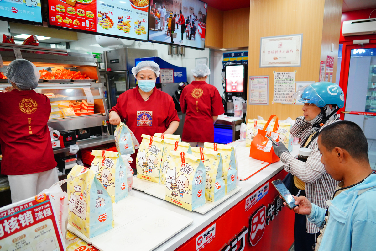 肯德基探店体验：美味炸鸡，热情服务，舒适环境！