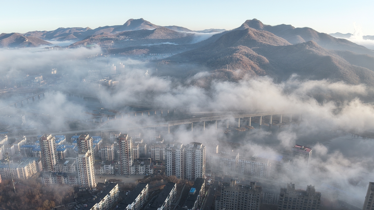 2026年3月30日,辽宁<strong>本溪</strong>,航拍城市云海,楼房建筑若隐