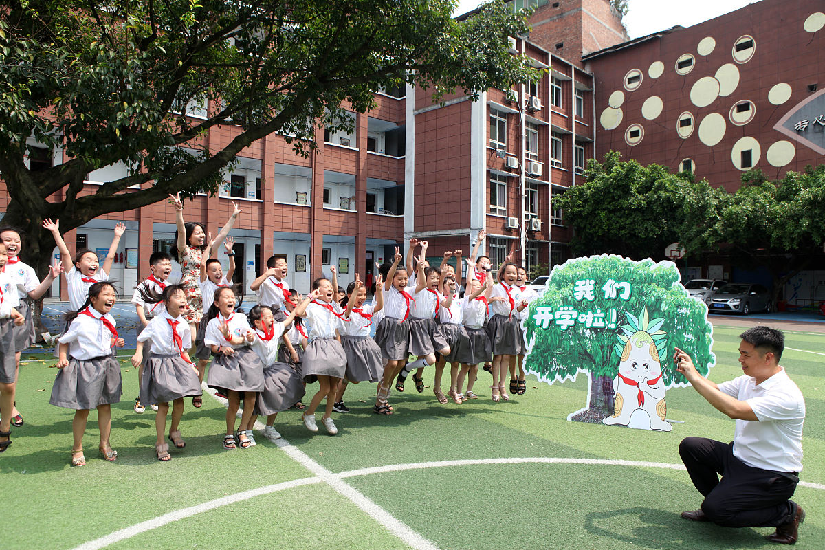 2020年9月1日,重庆,三(6)班师生开心地奔跑在校园操场上,笑迎新学期的