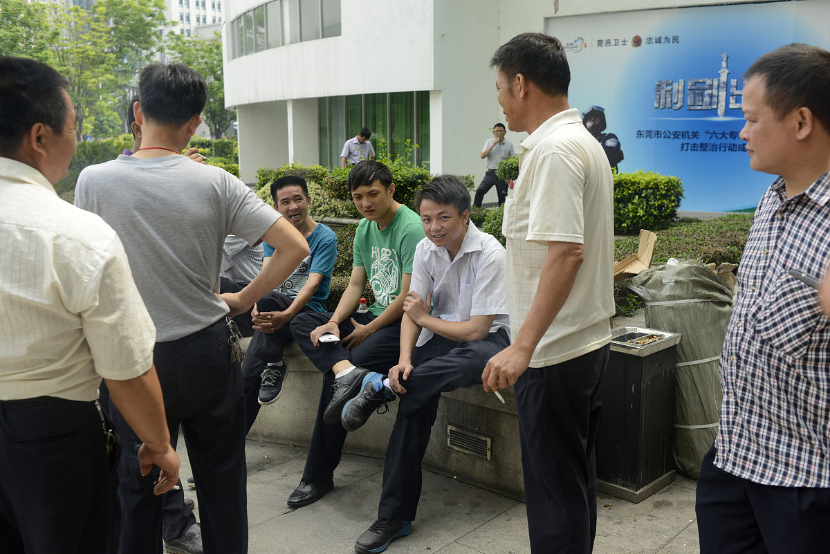 聚焦东莞经济社会发展的重点领域、热点问题通过社会观察和亲身实践深入开展社会服务和社会调查提出解决问题的意见和建议形成具有现实意义的研究成果