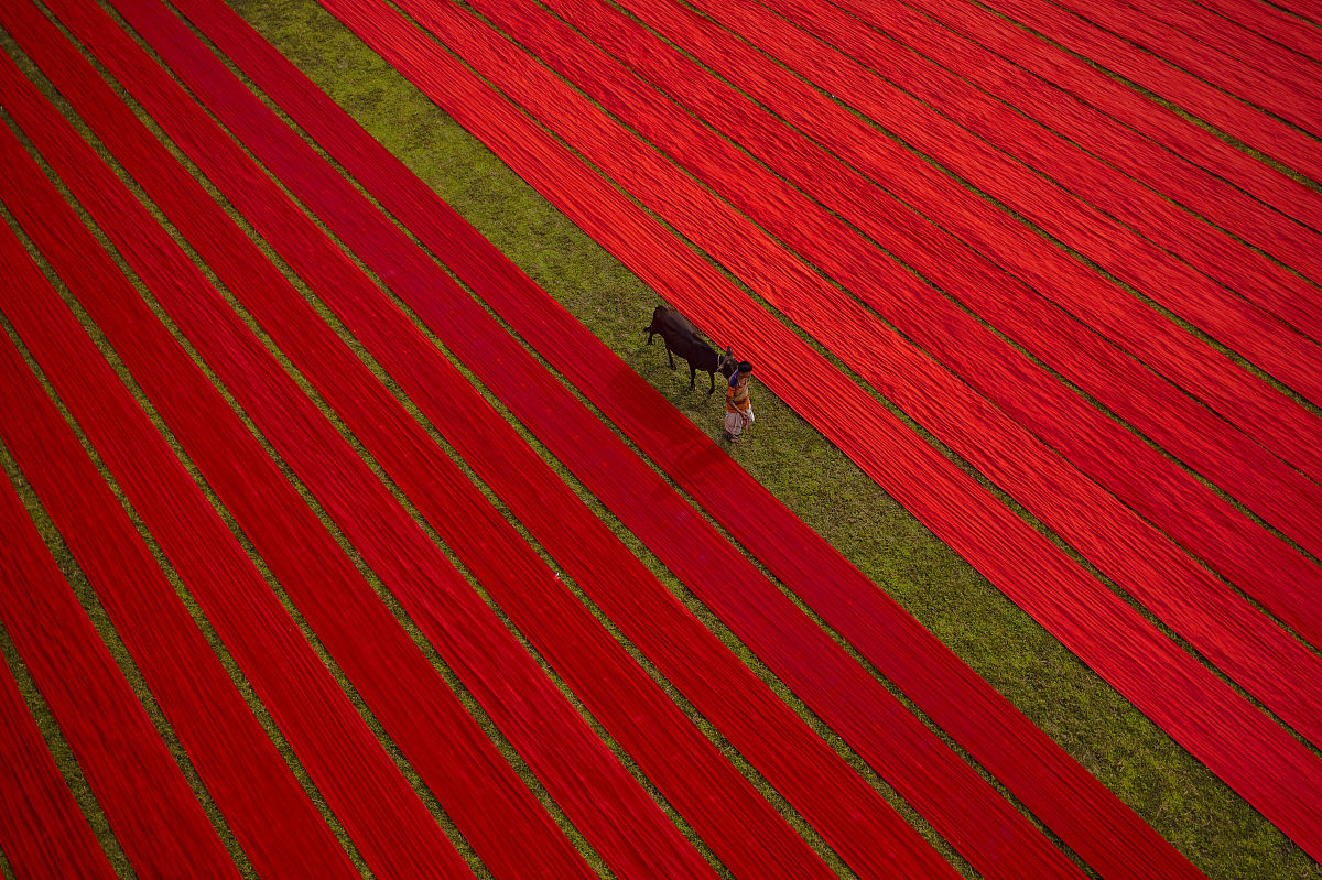 请对这个人的题解代码加上更多注释：P2870 USACO07DEC最佳牛线黄金Best Cow Line Gold题意给一个字符串每次只能从两边取加入到答案要求取出来之后答案的字典序最小。���len=500000500000思路因为这道题要求答案字典序最小所以我们有一个贪心策略：每一次都取两端的较小者一直取完。这一定是没有问题的此时局部最优解就是全局最优解。关键是当两端相同时应该怎么办。当字符串