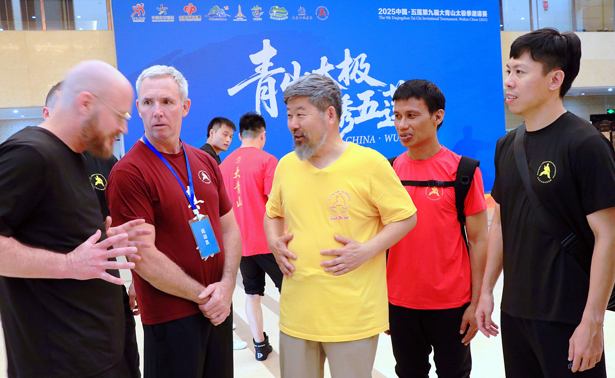 列出一个关于奋斗的采访策划
