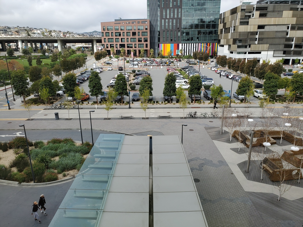 安大略广场和安大略科学中心都是政府忽视维护和制造情况的例子他们可以声称一个地方正在崩溃并且需要私有化更换才能继续使用。