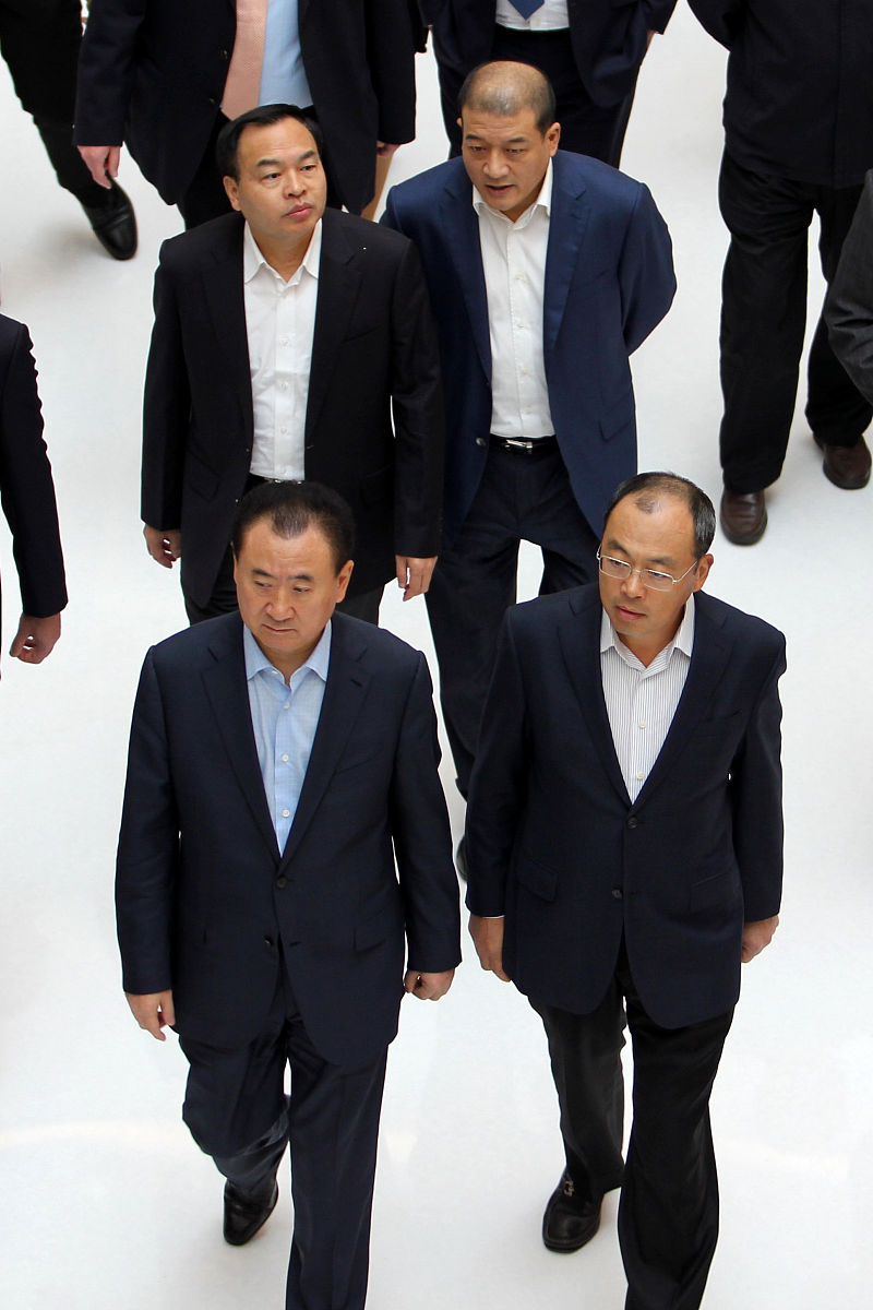 子承父业，青出于蓝？王思聪、李泽楷与父辈对比照片引热议