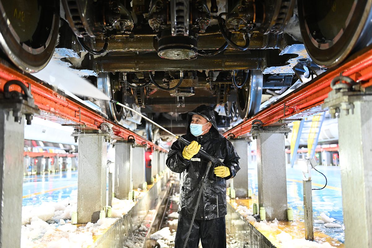 高速列车转向架区域积雪和冰的积累研究及防治措施优化