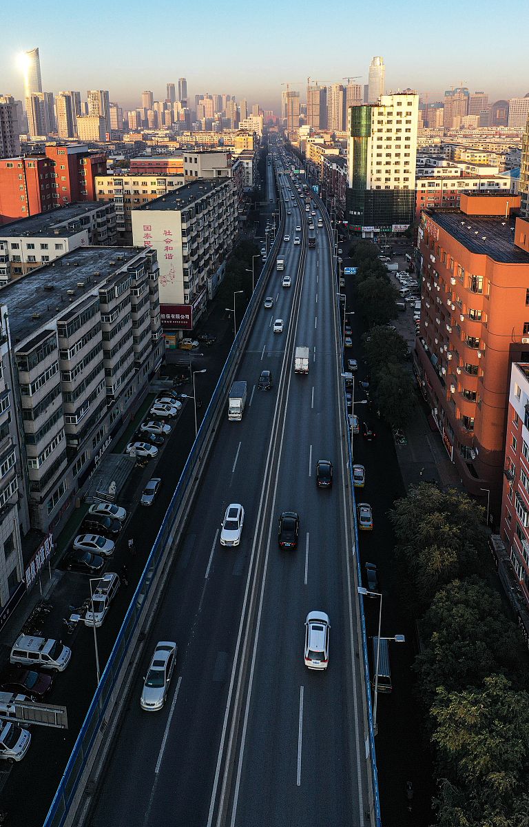 2020年10月28日,日出东方,机动车在沈阳东西快速干道上穿梭,一层薄雾