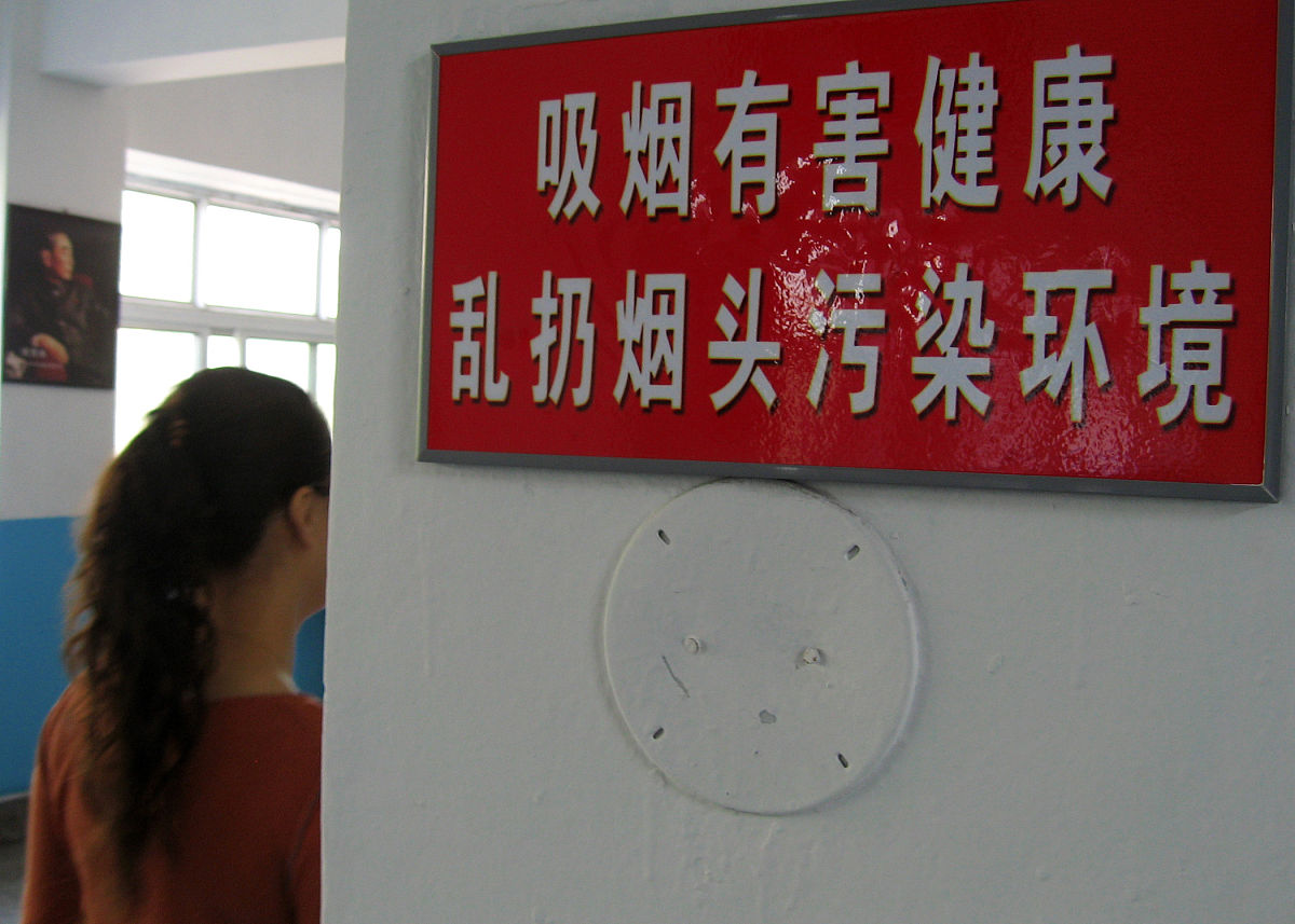 高中生偷偷吸烟怎么办？家长和学校如何应对？