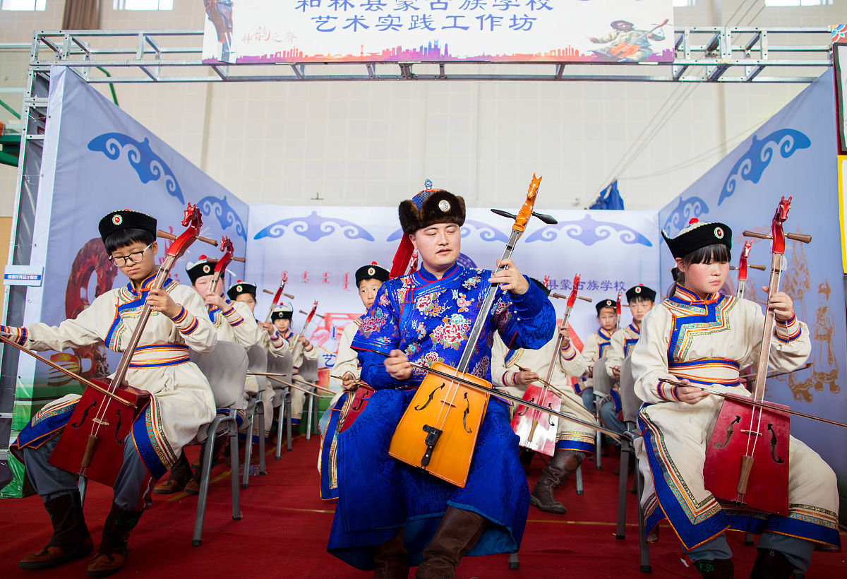你所带班级中有一名蒙古族学生巴特尔因民族风俗习惯常年佩戴刀具对此同班级同学感到有些担心认为存在安全隐患多次与巴特尔沟通不要携带刀具未果后同学之间的气氛也变得微妙和紧张作为辅导员你该如何同巴特尔谈话？