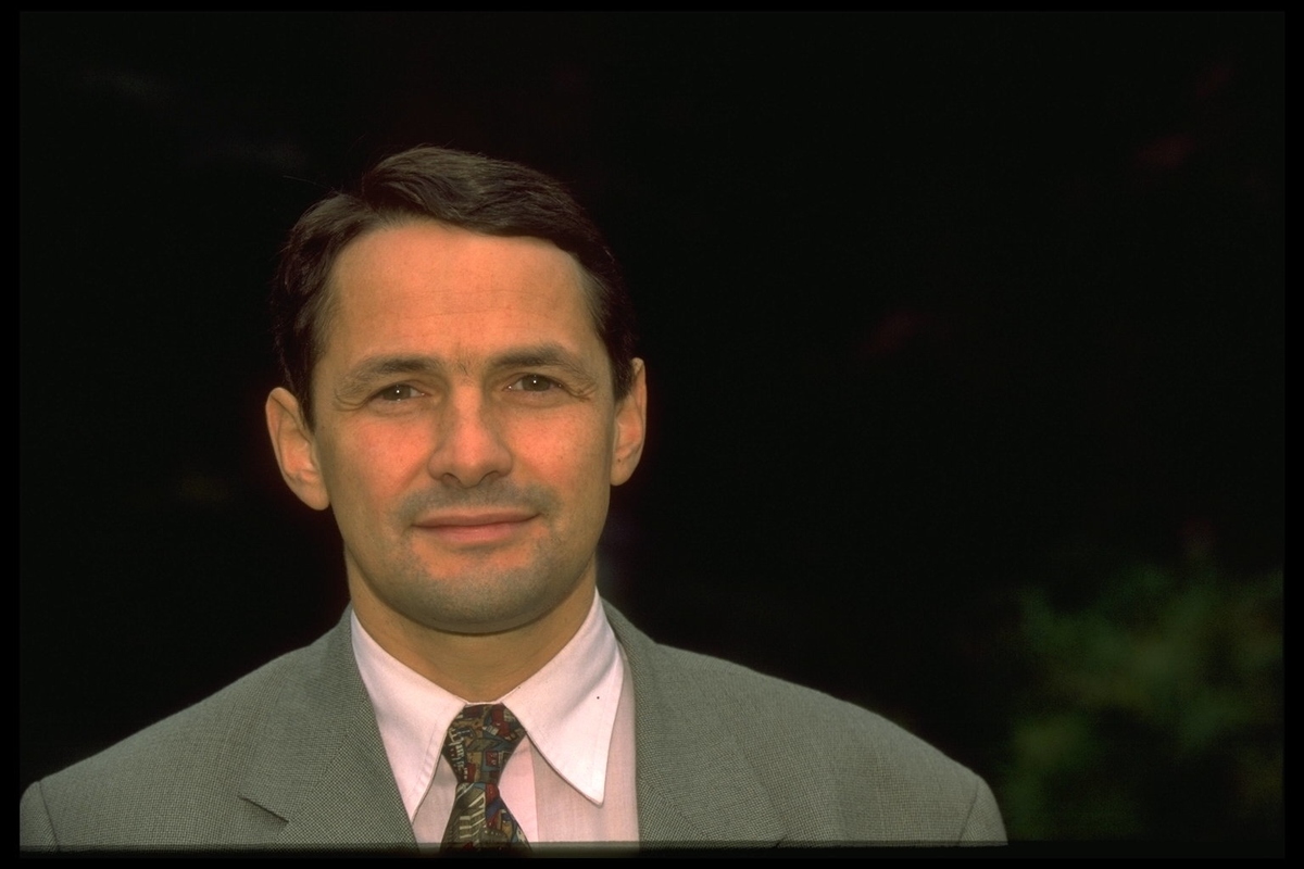 English Forrest Gump English Film ReviewReview on Forrest Gump Forrest Gump a movie directed by Robert Zemeckis won the best picture of the 67th Academic Award in 1994 Besides it got other five prizes