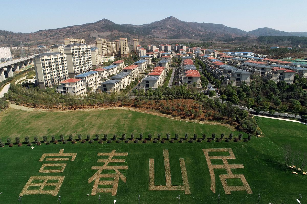 2019年3月12日,湖北省襄阳市,航拍一处别墅群,联排别墅红蓝相间犹如模