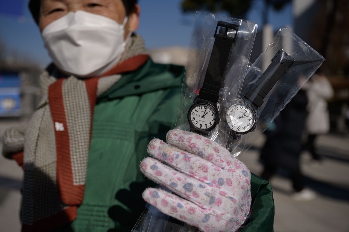 当地时间2020年12月8日,韩国首尔,当地高中生们抵达考场参加考试,考生