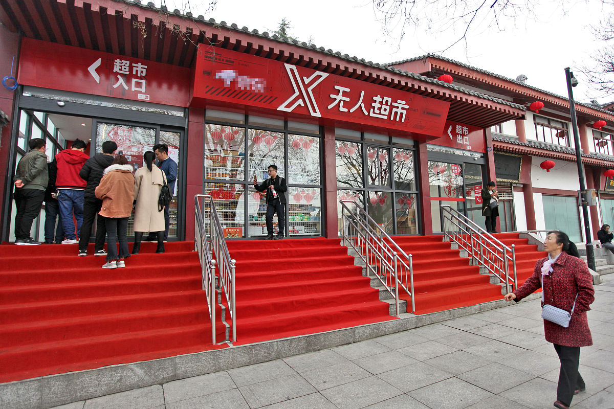 现在住址家乡简介父母住址：附近交通：附近学校：附近超市父母住址家乡简介公司名字 公司背景：公司地址公司官网：生活经历：根据刚刚设定的信息 继续完成以上信息