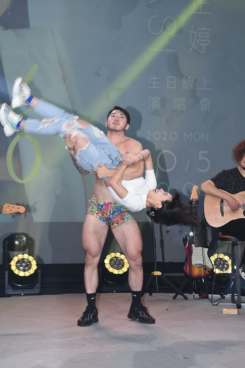 2020年10月5日,中国台北,李芷婷为在线音乐会彩排.李芷婷