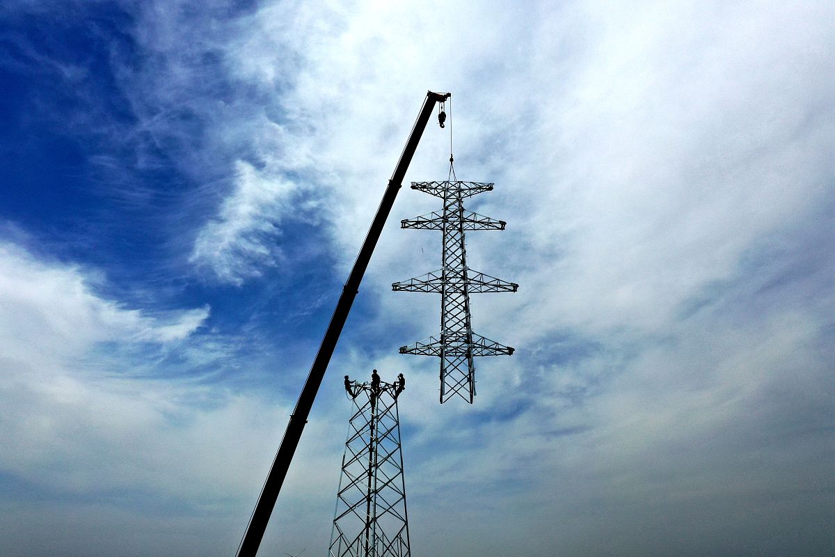 实习单位：西安启邦华建筑劳务有限公司实习岗位：施工技术与组织管理岗位实习项目：才子嘉苑建设项目实习内容：1．熟悉单位工程开工前和施工过程中的各项准备工作；2．熟悉图纸自审的重点及图纸会审程序；3．掌握定位、放线、抄平工作及关键部位、关键过程的技术复核工作；4．熟悉有关的施工质量验收规范和操作规程；5．了解工序交接、分部分项工程交接、单位工程竣工等的验收组织及验收程序；6．掌握施工组织设计的主要内容