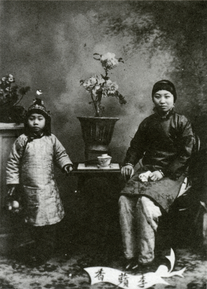 1920年富裕女地主照片：自信、独立与时代印记