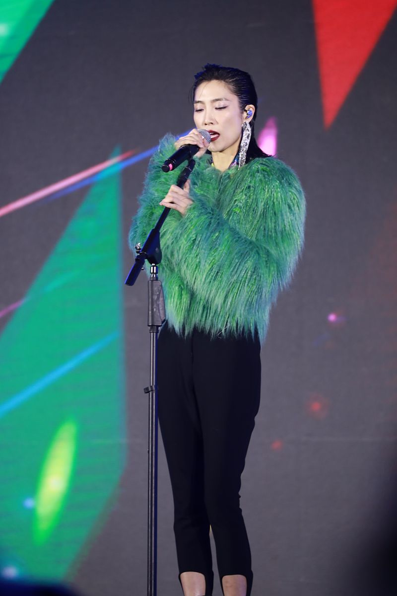 2020年12月24日,上海,明星现身ms上汽r汽车迎新演唱会 .苏诗丁