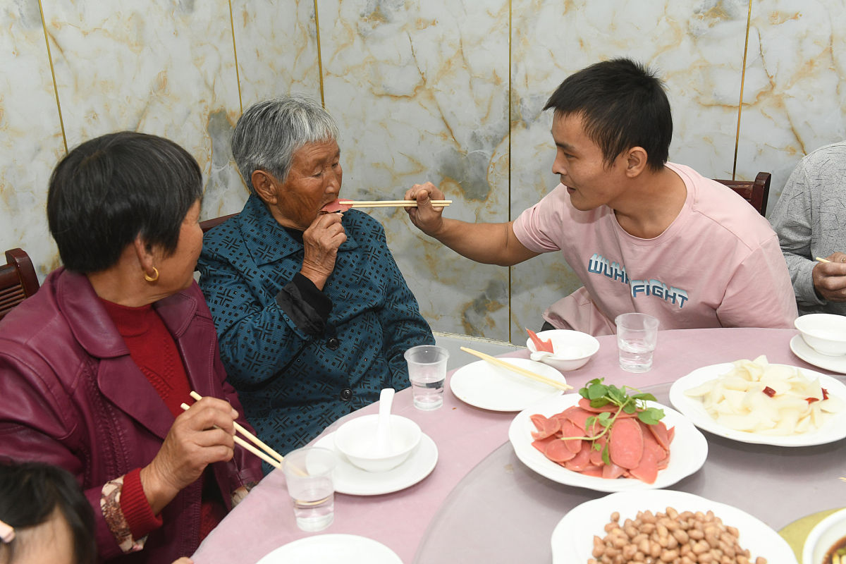 请长辈吃饭注意什么