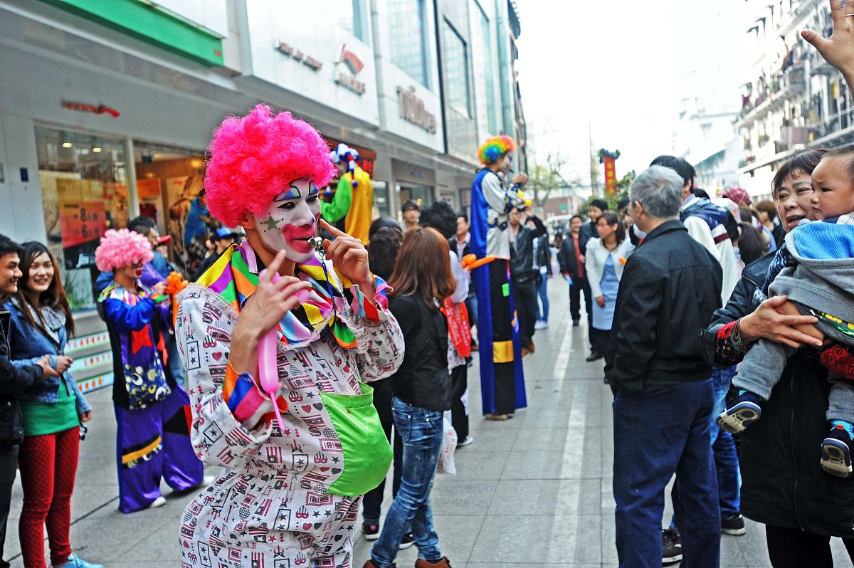 2012年4月5日,武汉市江汉路步行街上,5位身材"前凸后翘",造型憨态可掬