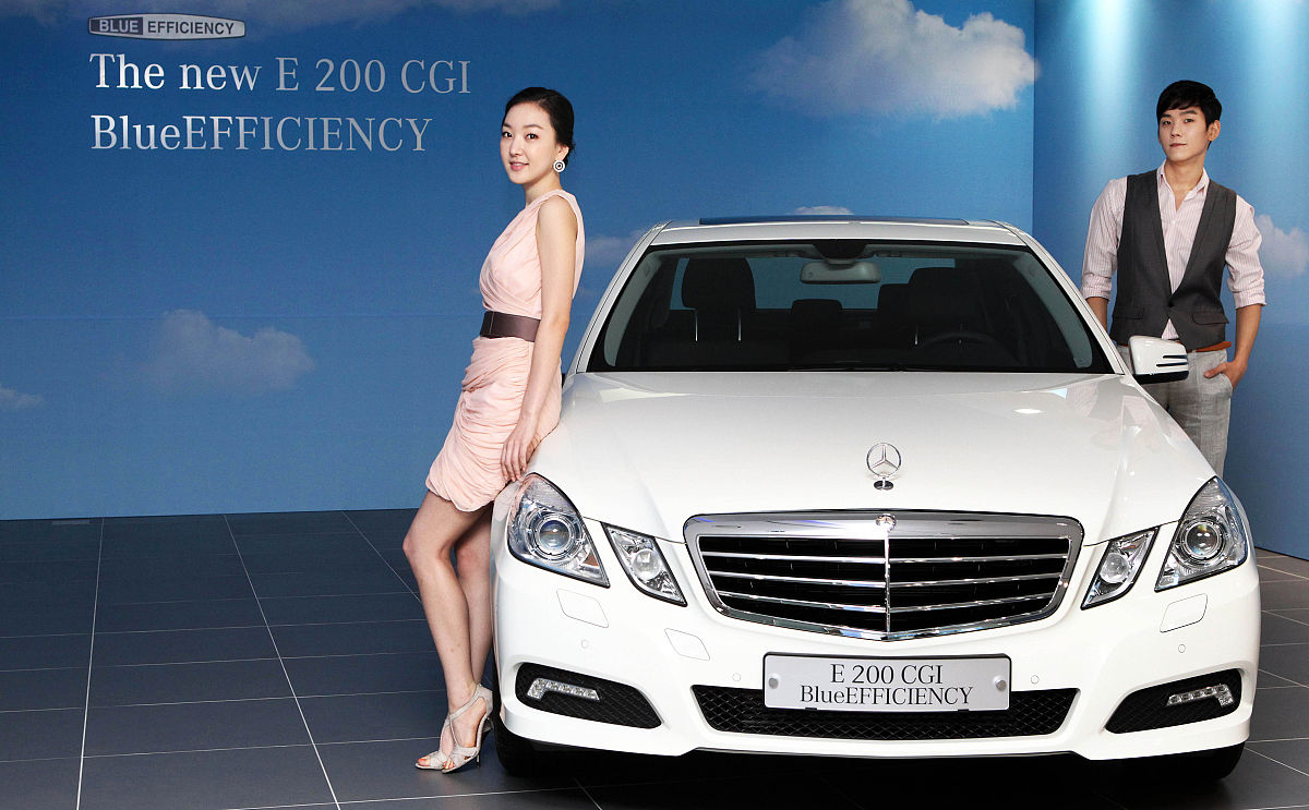 2010年6月7日,梅赛德斯-奔驰在韩国发布新c 200 cgi和新e 200 cgi汽车