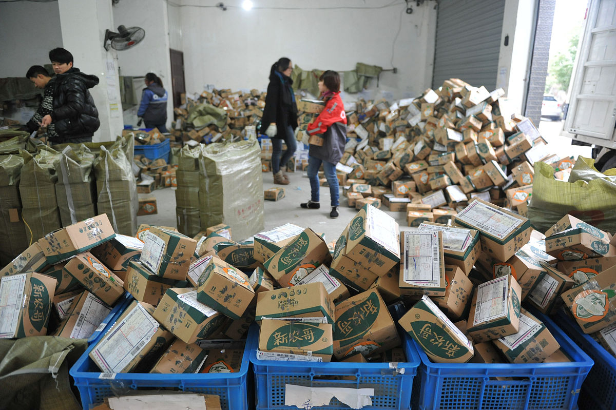 货物分拣：破损包装与完好包装