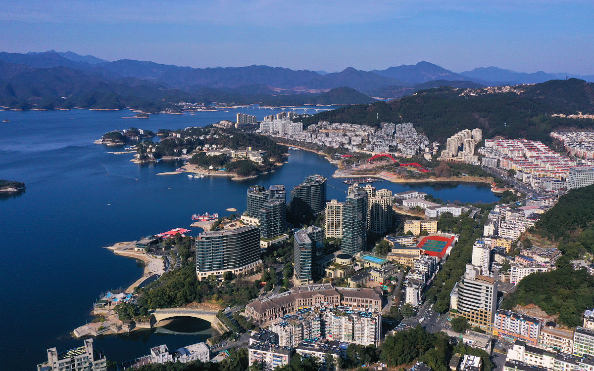 2021年1月9日,无人机航拍下的浙江省杭州市淳安县城,人居环境优美和谐