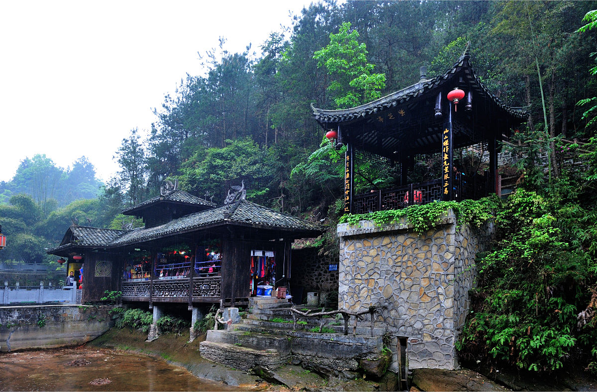 青茅山雨夜：古月山寨高脚吊楼的唯美景象