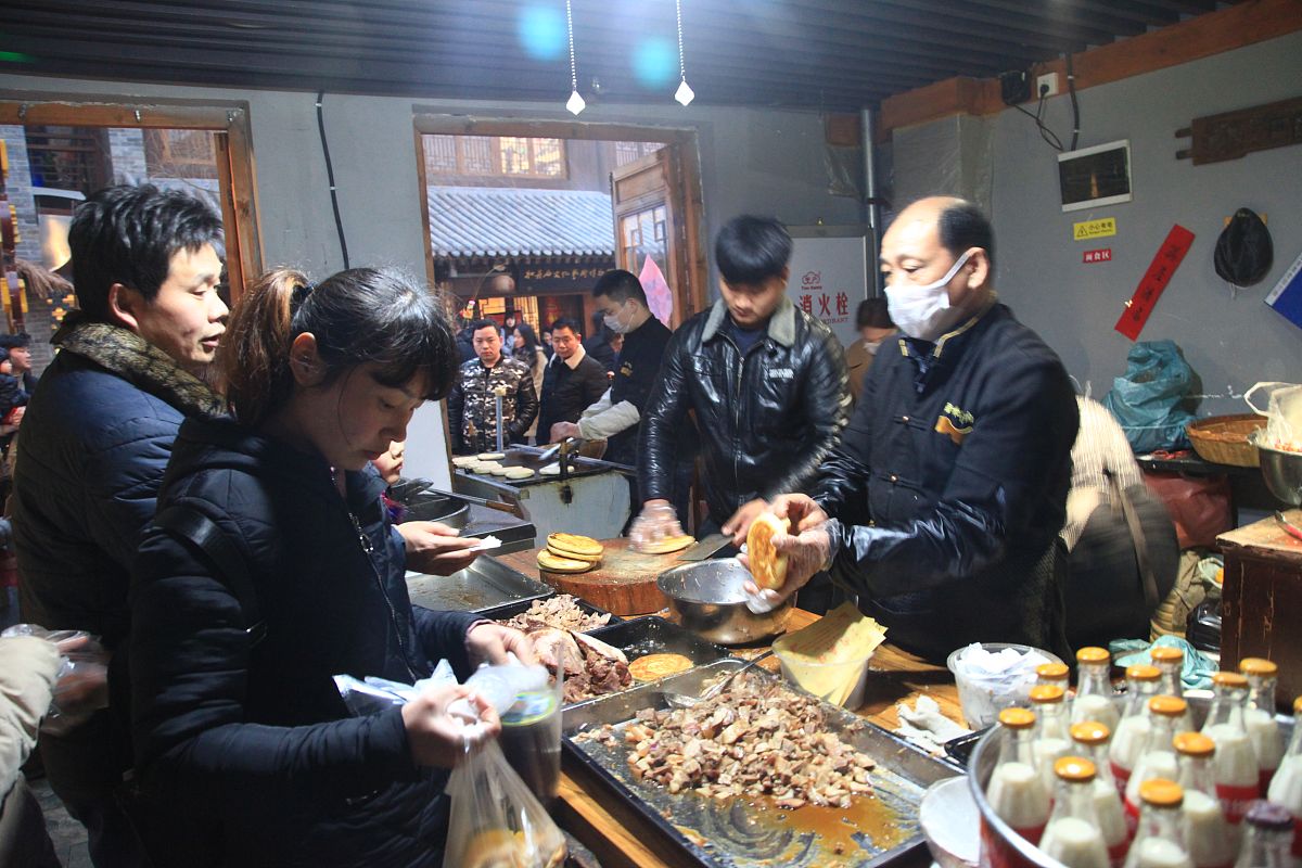 浓浓乾州味--乾县乡厨管理平台签约仪式为提高乡村群宴操作水平发挥乡厨协会服务、沟通、指导等多方面职能促进市场监督管理局对农村家宴活动的有效监管着力推动乾县乡厨队伍朝规范化、产业化、市场化方向发展。7月24日乾县乡厨协会、西安微开云数字科技有限公司、乾县农村信用合作联社三方以共同发展和长期合作为目标签订战略合作协议。会上微开云数字科技公司全面阐述智慧乡厨是集厨师预订、菜品预订、在线监管、金融服务等事