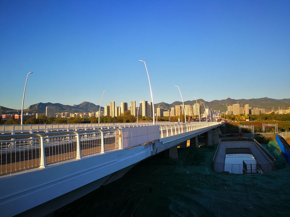 2019年10月14日,北京,清晨中的新首钢大桥.