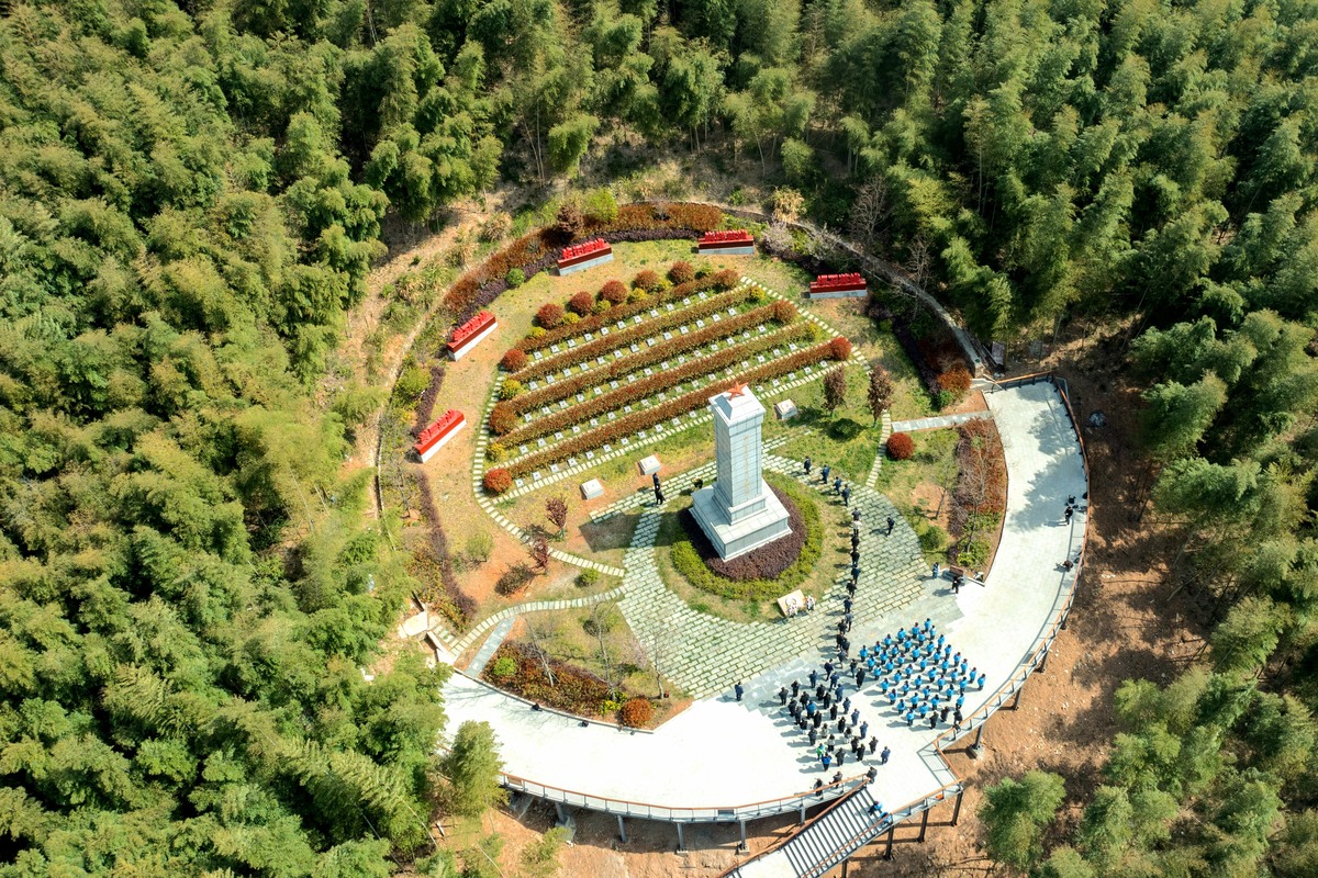 写一篇工作推进报告围绕金鸡山公墓坚持系统谋划、综合施策以殡葬改革真抓实干为抓手计划对园区整体规划、传统墓区提档升级、已开发区域提升、未开发区域设计打造利用本地传统文化元素结合宜兴陶、洞、茶、竹四张名片融入园区规划分类实施短、中、长几期规划实现从功能性需求到品质化需求的转变不断满足人民日益增长的美好生活需要促进人与自然和谐发展。