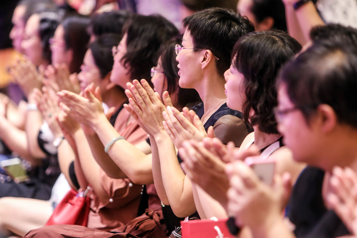 掌声的力量：表达认可与激励的无声语言