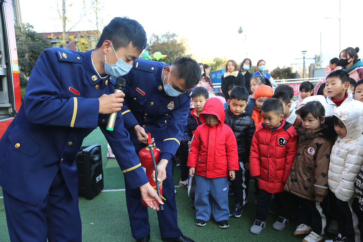 幼儿园消防安全知识第一课结训：小小消防员的成长之路