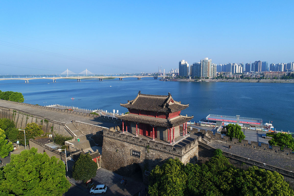 2017年7月25日,湖北省襄阳市,古城襄阳城市风光旖旎.北街,临汉门