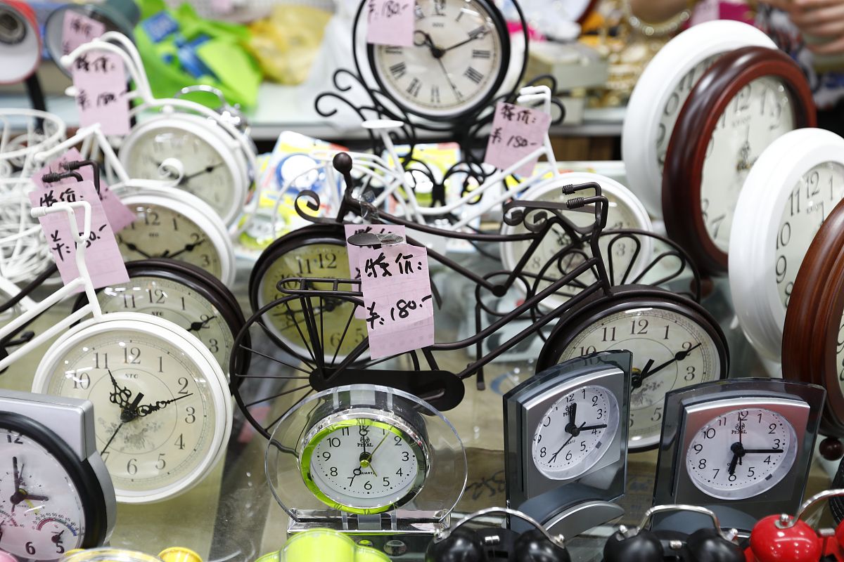 2017年9月6日,北京天意小商品批发市场里人头攒动,商家最后大甩货吸引