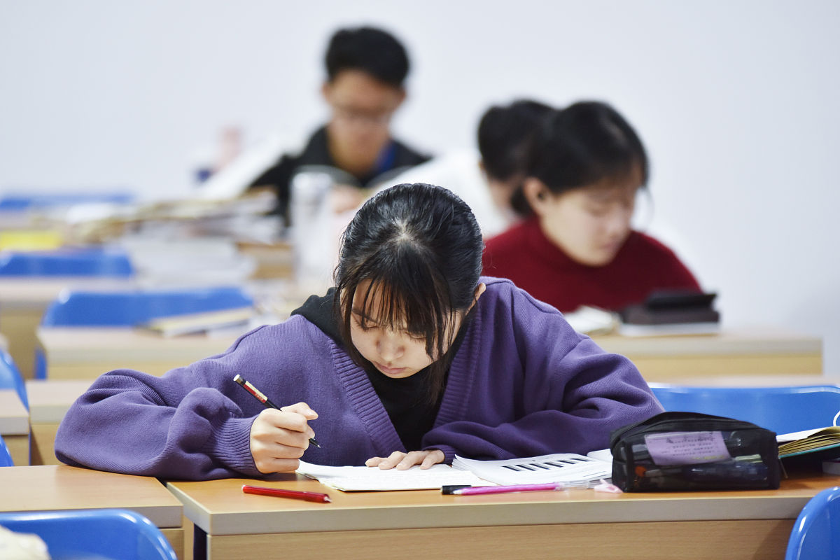 2020年12月5日,海南海口,海南大学考研自习室,学院教学楼,走廊内,楼梯
