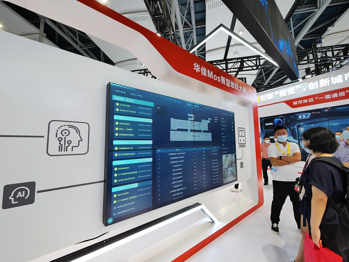 2020年12月21日至2021年1月1日期间央视新闻联合新世相和全国11座城市地铁在每晚八点半至深夜通过地铁广播向大众播报13位晚安大使的晚安语音以此迎接跨年成都地铁传媒也参与其中。根据上述材料分析成都地铁传媒与其他媒体进行的联动传播如何体现媒体融合和互联网思维