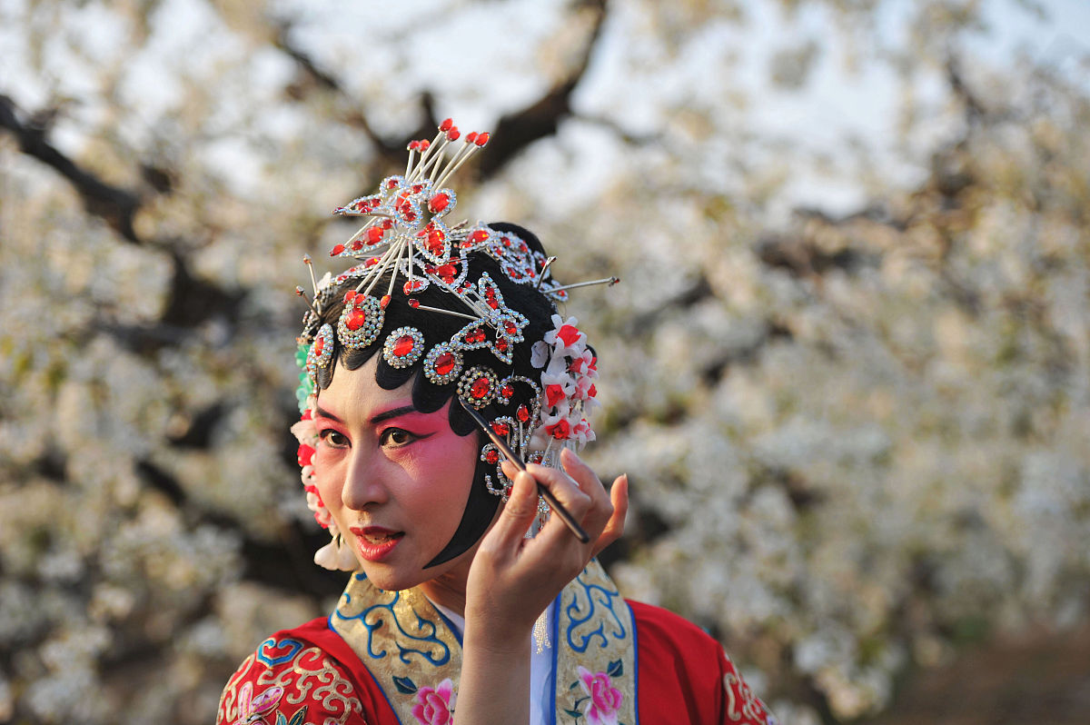 2019年4月15日,山东青岛西海岸新区石梁刘酥梨园,非遗茂腔传承人安丰