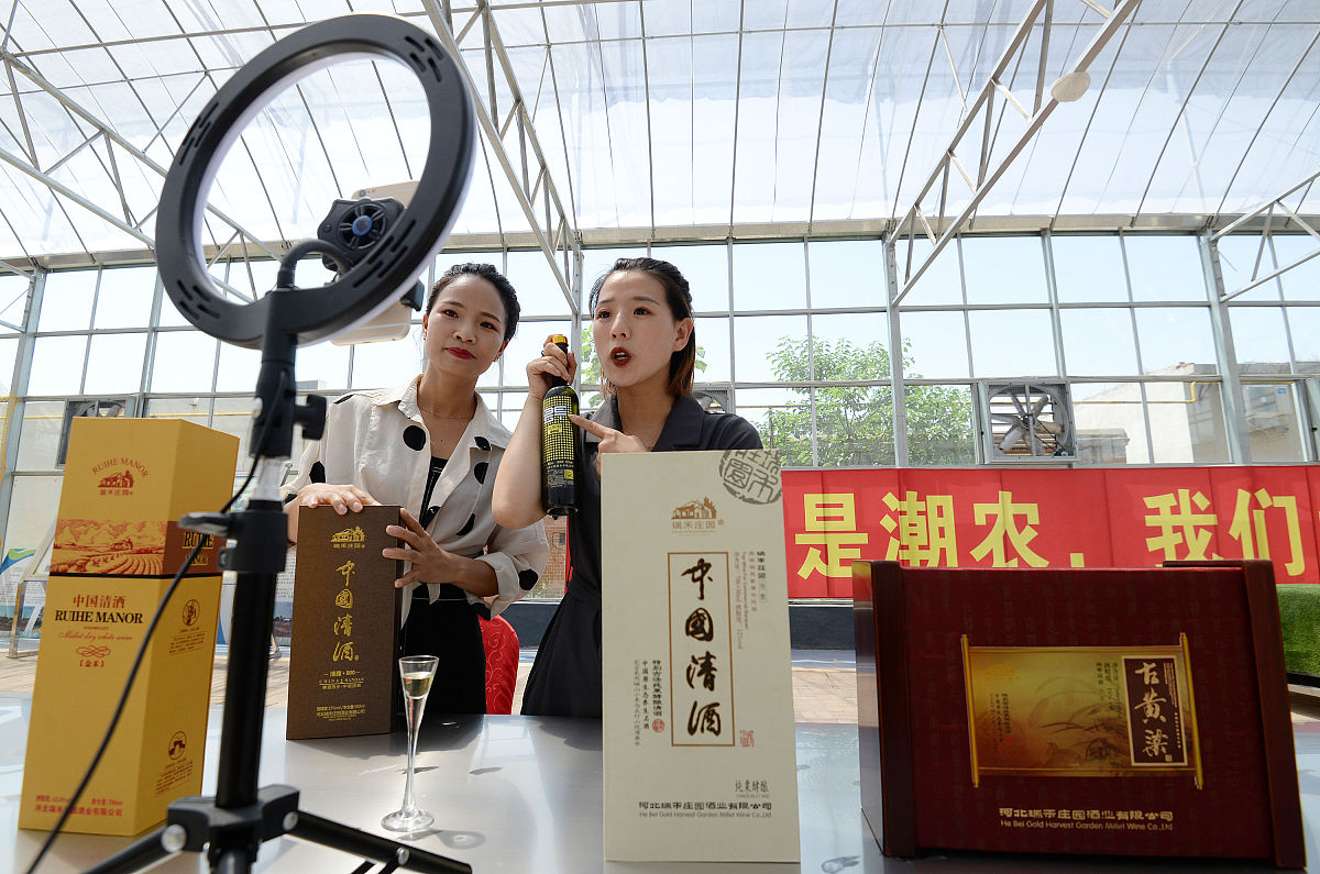 改写以下文章保留段落某知名短视频社交平台上的所谓PK是指某主播在直播时对另一个直播间的主播发起挑战。对方一旦接受挑战两个主播就可以进行连麦互动比拼人气直播界面一分为二同时显示两个主播的画面两方粉丝也会进入到同一个直播间中。在PK开始之前双方会约定好输掉的一方会有惩罚。760多人见证了三千哥和另一位主播的人气PK在这最后一次的PK中三千哥落败不得不接受惩罚而惩罚的内容是饮下四瓶牛栏山白酒。在陈锋提供