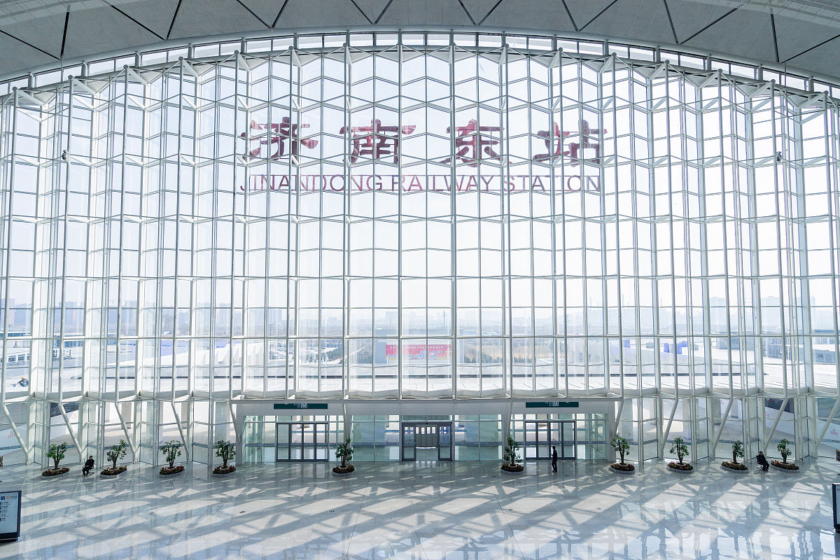 济南西站东广场废旧高铁头改造商铺：户外空间美学与美食体验