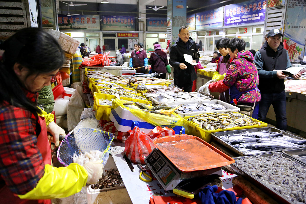 2019年4月11日,市民在江苏连云港市连云区海棠路市场选购新鲜海产品.