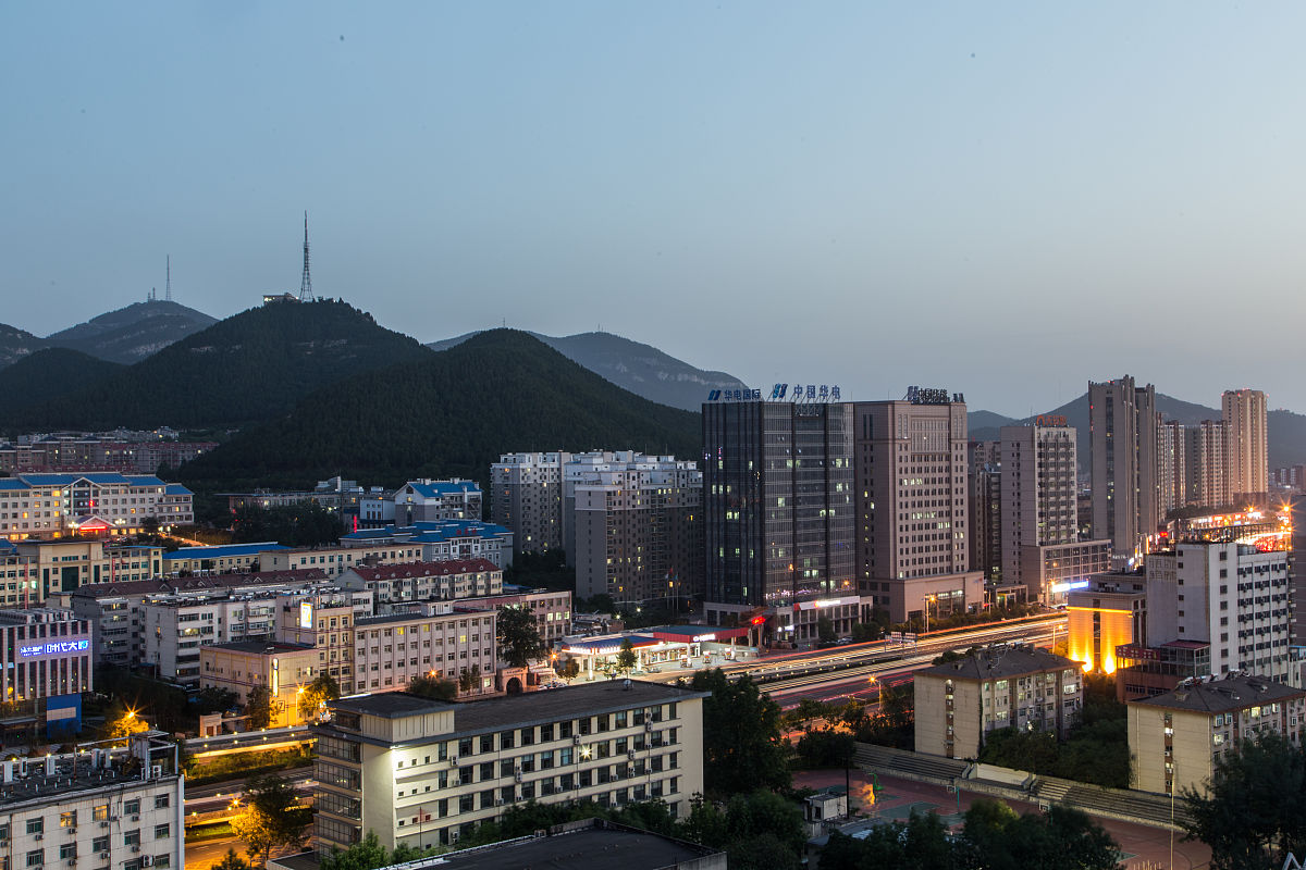 2018年5月23日晚,站在高处欣赏夜幕下的济南城,城市建筑的景观灯亮起,