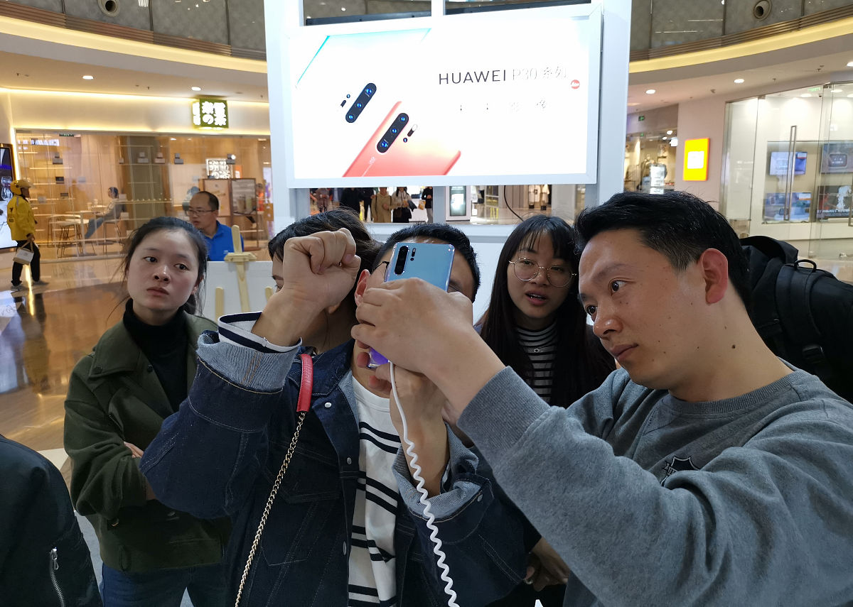 2019年4月12日,武汉,菱角湖万达广场华为p30等<strong>型号</strong>手机快闪店.