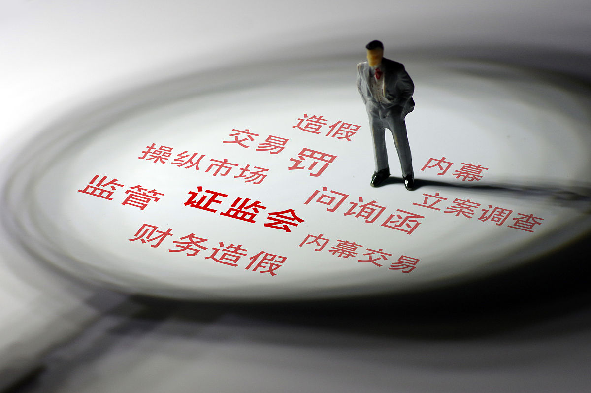 推行监管一件事探索制定监管规则和监管标准健全完善监管建议、执法监督等以案促管以管促改的管罚互促机制弥补管罚缝隙填补管罚缺漏。以监管全覆盖推动政府管理服务模式创新实现县乡上下贯通、部门左右联通、管罚前后打通为走出监管执法模糊地带提供有力保障。这句话意思不变换一种方式怎么说？