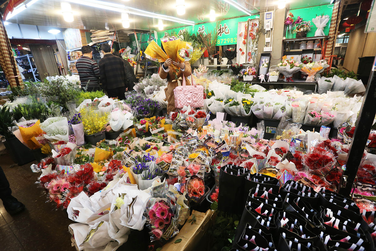 2021年2月14日,在南京汉中门花卉市场,各店面内都是人头攒动,前来买花