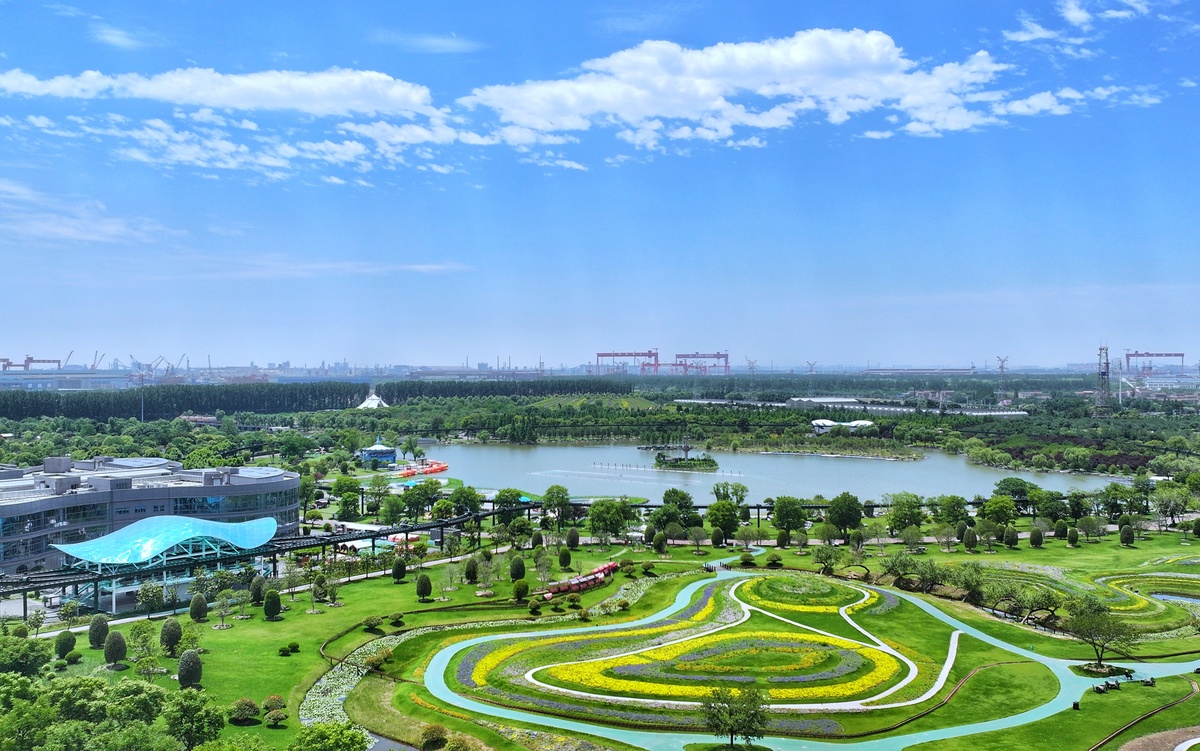 帮我改写第二阶段整治工程以申办２０１６年世界园艺博览会为契机展开。随后以己经完成第一阶段整治的南湖地区为基础建设世园会会址。建设过程主要完善了广场、道路体系、驳岸体系和青龙山、凤凰台两主山将第一阶段整治中没有做细致的部分予以深化。另外利用筹集到的资金进行了世园会场馆的建设。这些场馆在世园会召开期间为各个主题场馆世园会结束后将转为唐山市各种用途的市民场馆设施其中包括唐山市文化馆、唐山市博物馆和档案馆